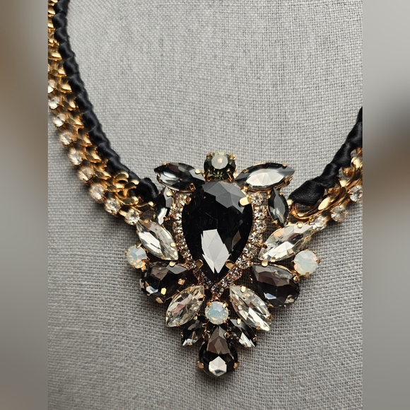 [GUESS] Gold Tone Multi-Color Stones Collar Statement Necklace - Picture 4 of 16